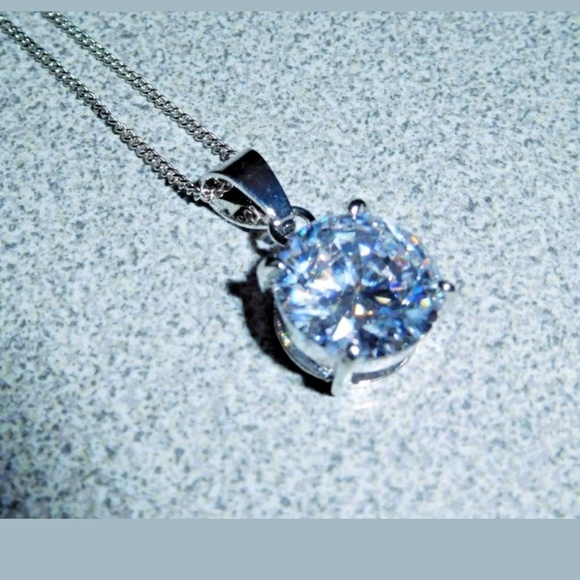 Diamond Simulant Solitarie Pendant + Chain - Picture 2 of 4
